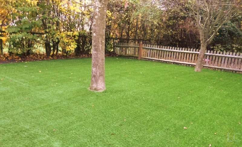 cut-artfificial-turf-around-obstruction-How-to-lay-fake-grass